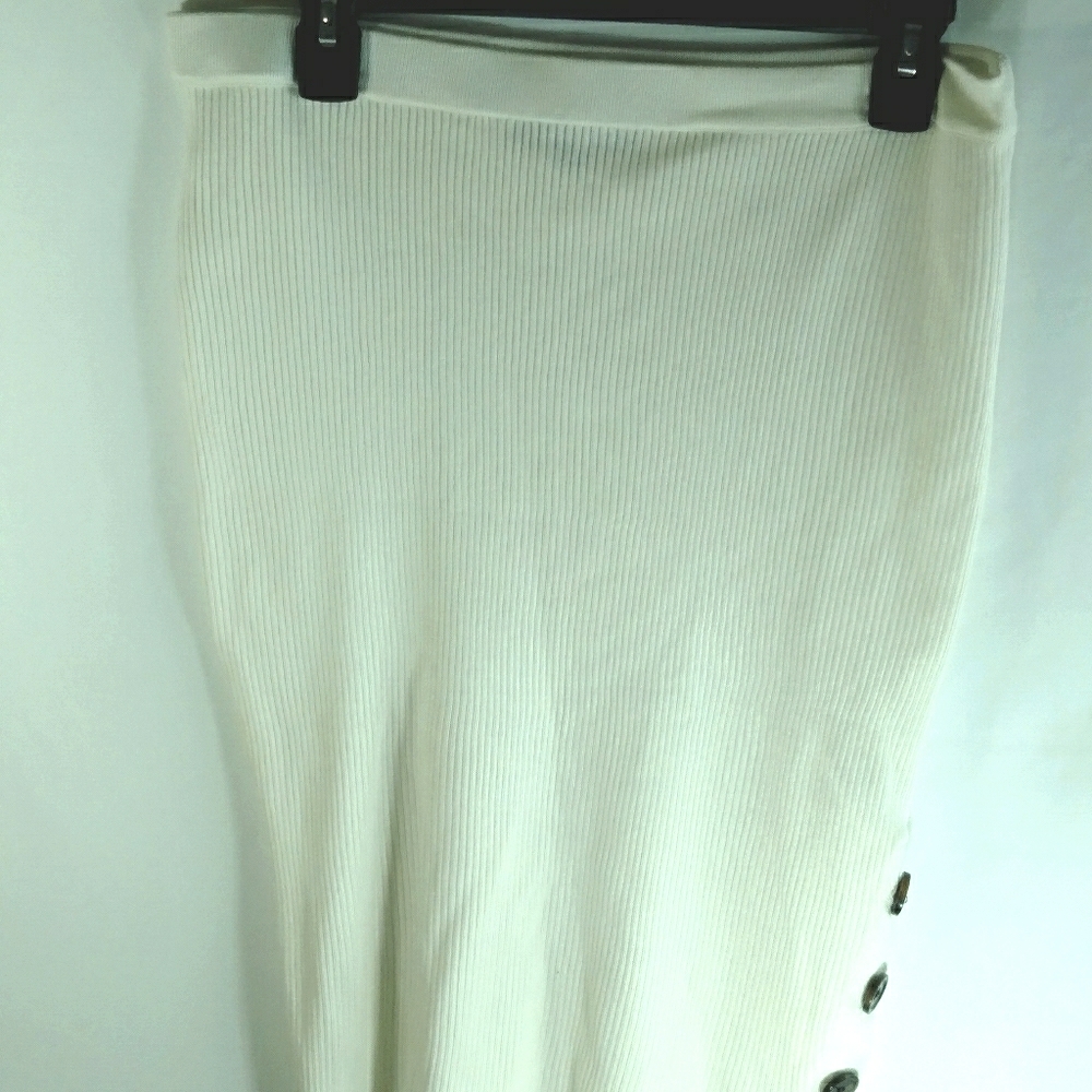 😘off white skirt w/button side slit🥰